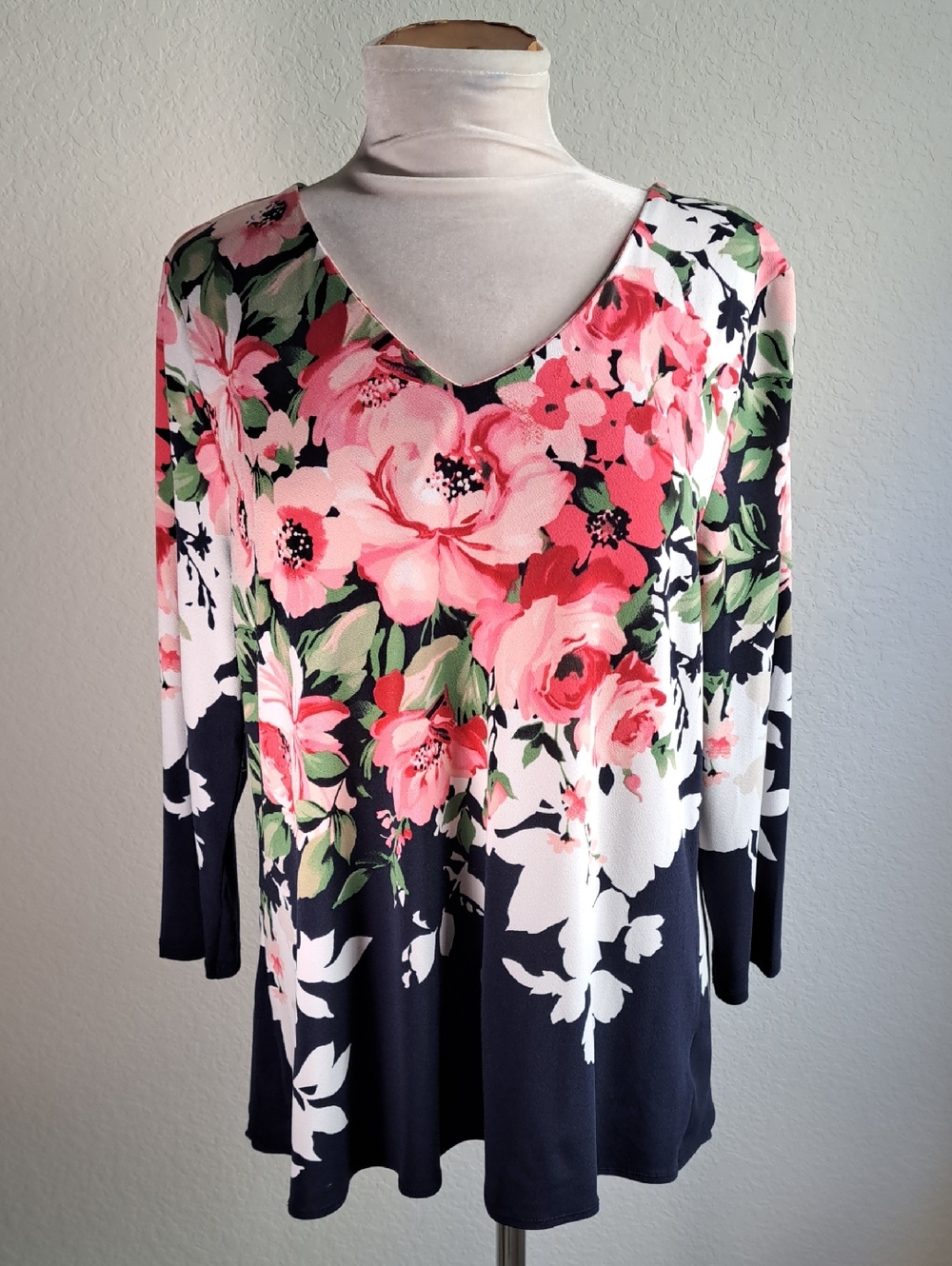 Charter Club Women’s Top Jersey Knit Navy Pink Roses V- Neck 3/4 Sleeve Large